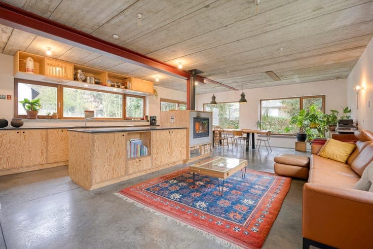 Spacious villa on a traffic-free street