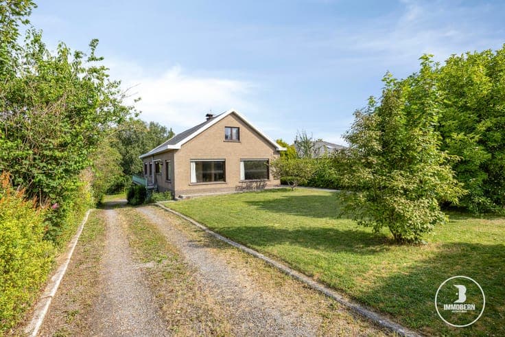 Spacious home with a large garden and exceptional workplace!