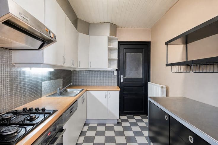 Charming semi-detached house with garage and little garden
