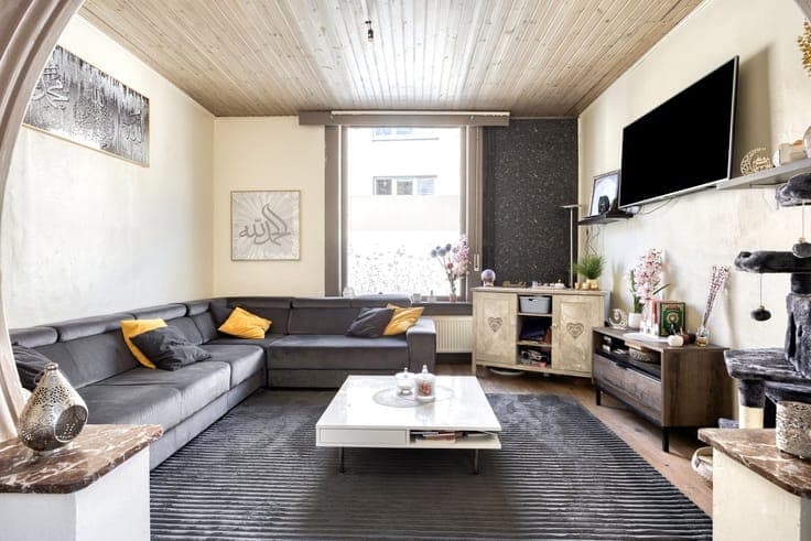 Charming semi-detached house with garage and little garden