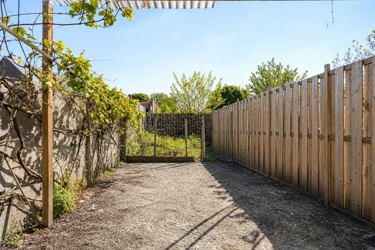 Charming semi-detached house with garage and little garden