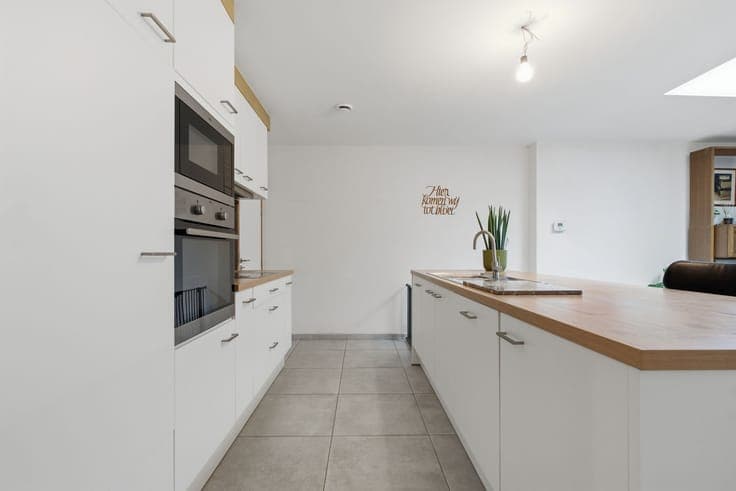 RENOVATED HOUSE WITH 3 BEDROOMS AND GARAGE