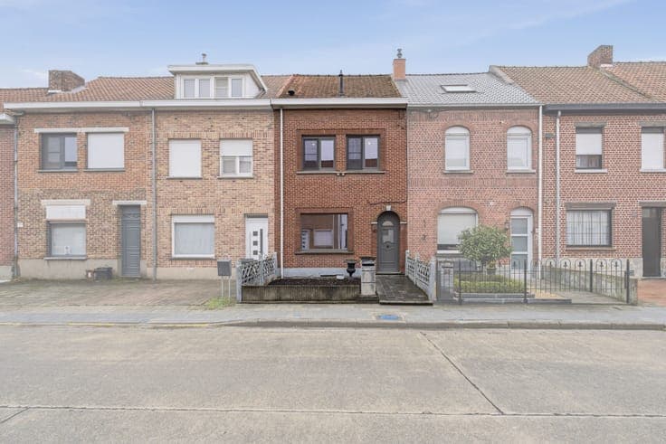 RENOVATED HOUSE WITH 3 BEDROOMS AND GARAGE