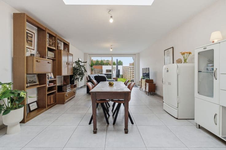 RENOVATED HOUSE WITH 3 BEDROOMS AND GARAGE