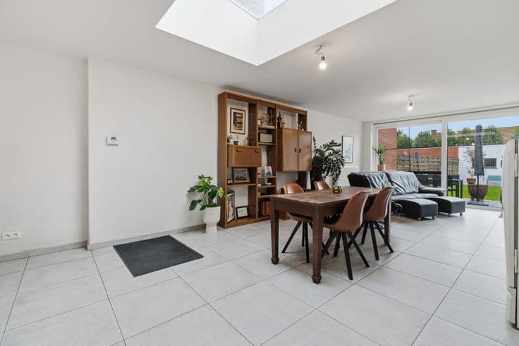 RENOVATED HOUSE WITH 3 BEDROOMS AND GARAGE