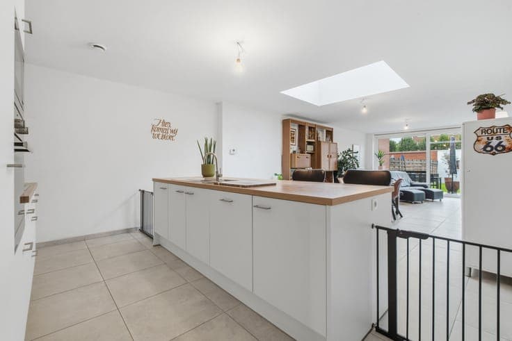 RENOVATED HOUSE WITH 3 BEDROOMS AND GARAGE