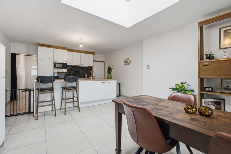 RENOVATED HOUSE WITH 3 BEDROOMS AND GARAGE