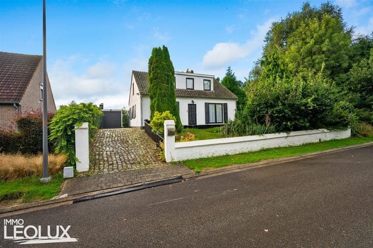 Home in a prime location with stunning views in Asse for sal