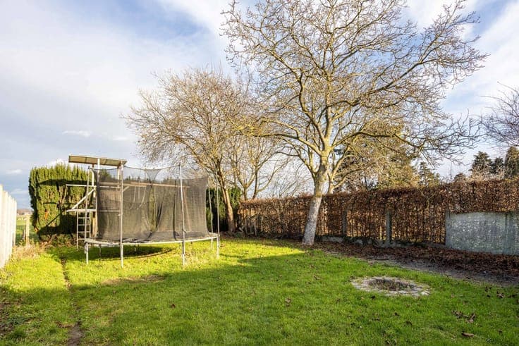 A ready-to-move-in, semi-detached house in a green location
