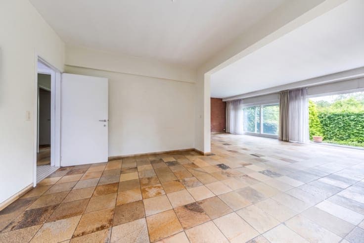 Spacious 4-bedroom family home with garden and garage