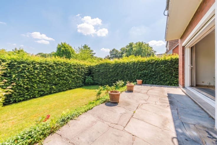 Spacious 4-bedroom family home with garden and garage
