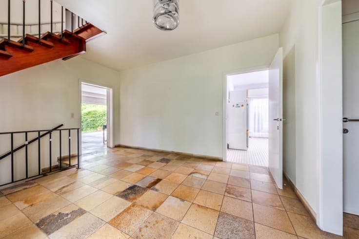 Spacious 4-bedroom family home with garden and garage