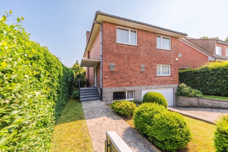 Spacious 4-bedroom family home with garden and garage