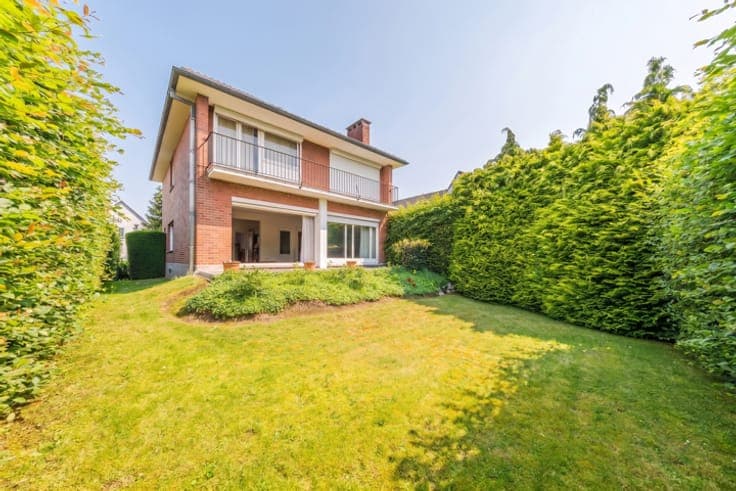 Spacious 4-bedroom family home with garden and garage