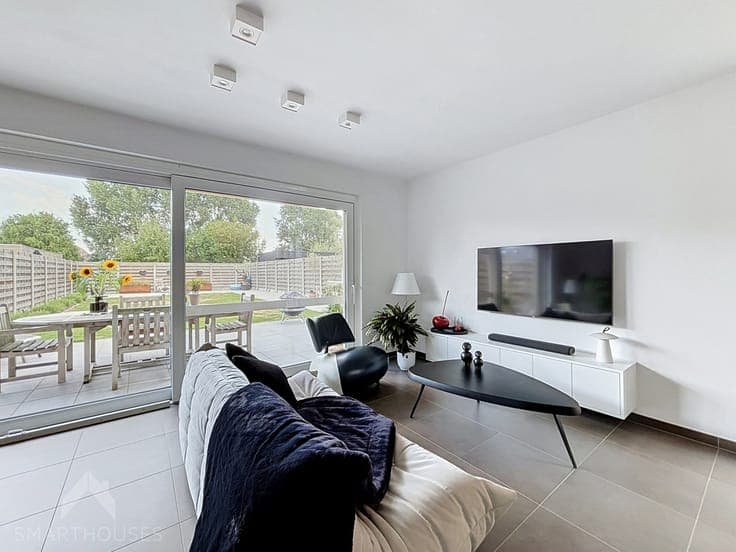 Recent semi-detached house with 3 bedrooms and solar panels