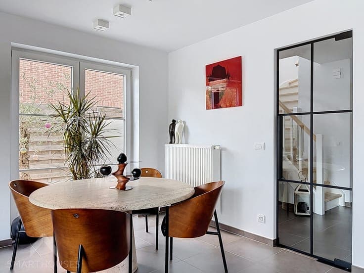 Recent semi-detached house with 3 bedrooms and solar panels
