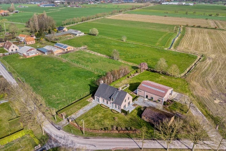 Villa met vergunde loods aan de rand van Gent