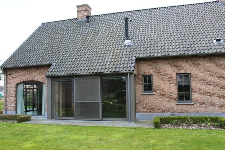Villa met vergunde loods aan de rand van Gent