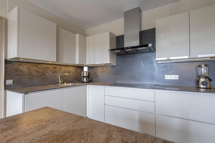 Spacious Villa with Swimming Pool and Large Warehouse