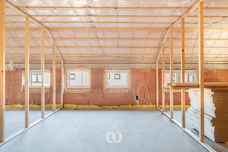 Spacious shell house with plenty of possibilities!
