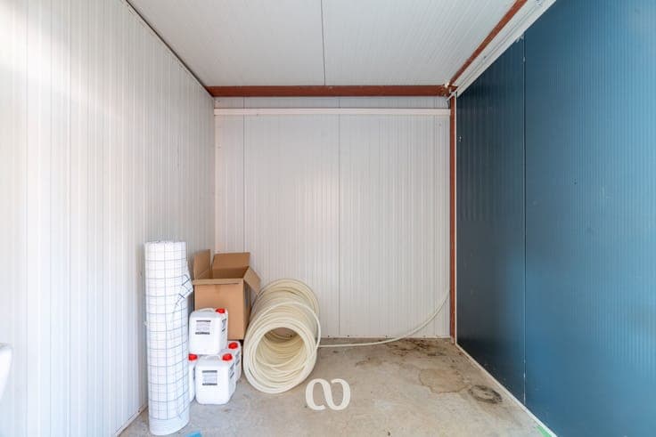 Spacious shell house with plenty of possibilities!