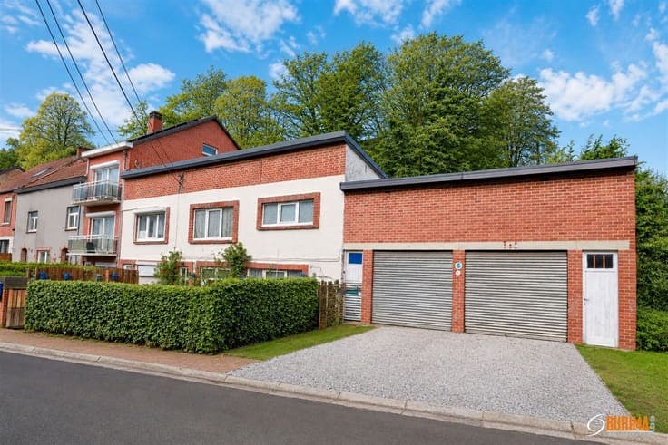 Burima offers this set of 3 houses 2 garages and land