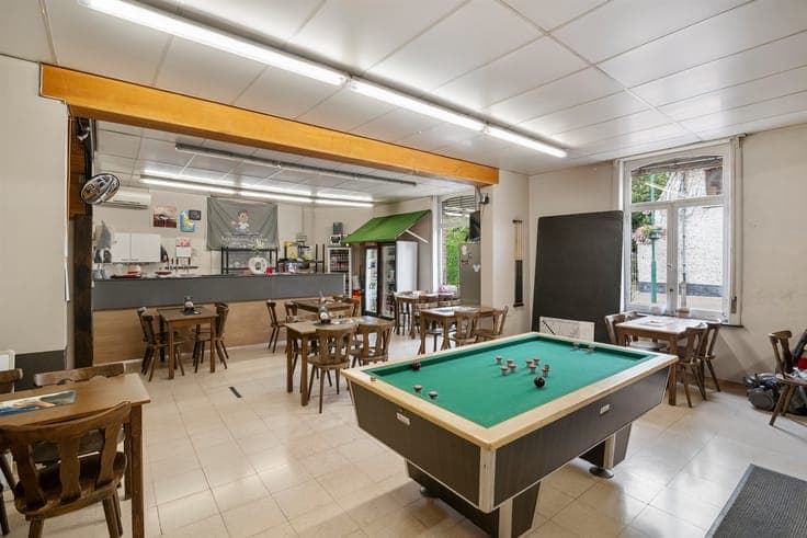 Investment property with 3 units and numerous advantages