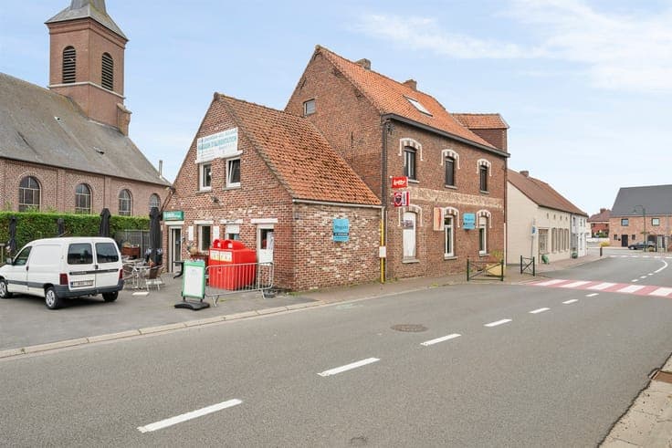 Investment property with 3 units and numerous advantages