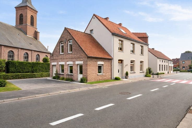 Investment property with 3 units and numerous advantages