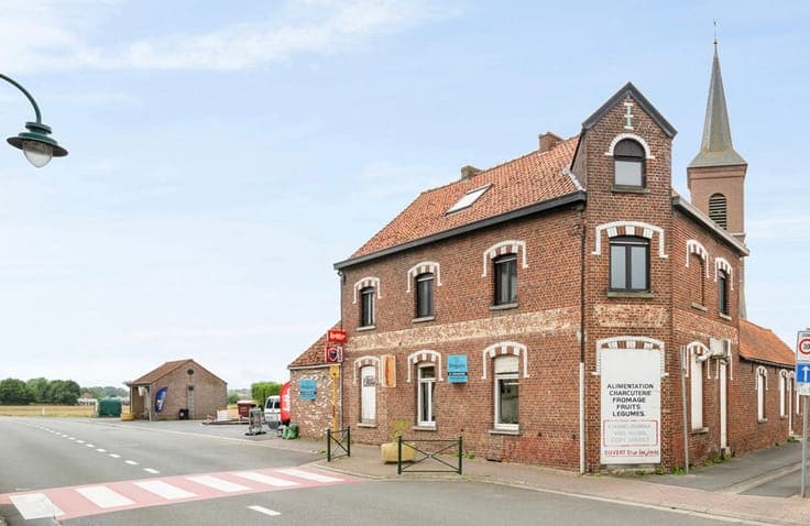 Investment property with 3 units and numerous advantages