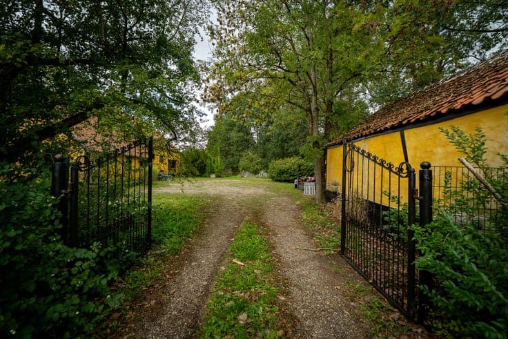 Authentic farm with pasture on approximately 1 hectare in H