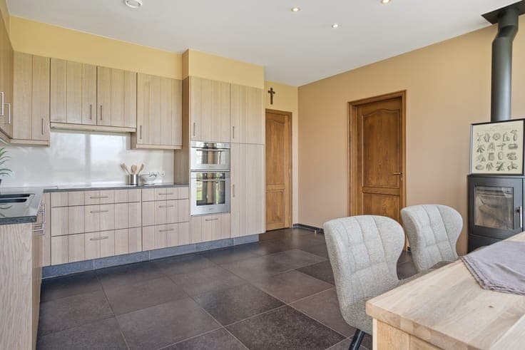 Villa met vergunde loods te koop