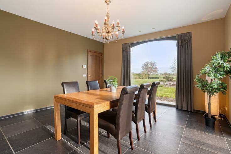 Villa met vergunde loods te koop