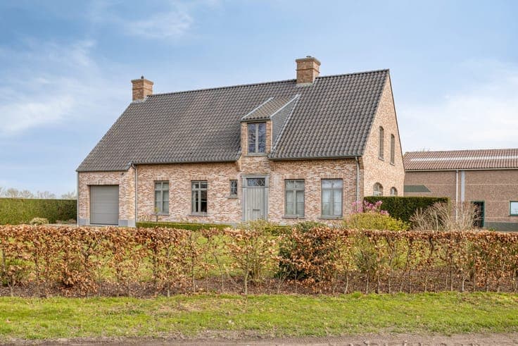 Villa met vergunde loods te koop