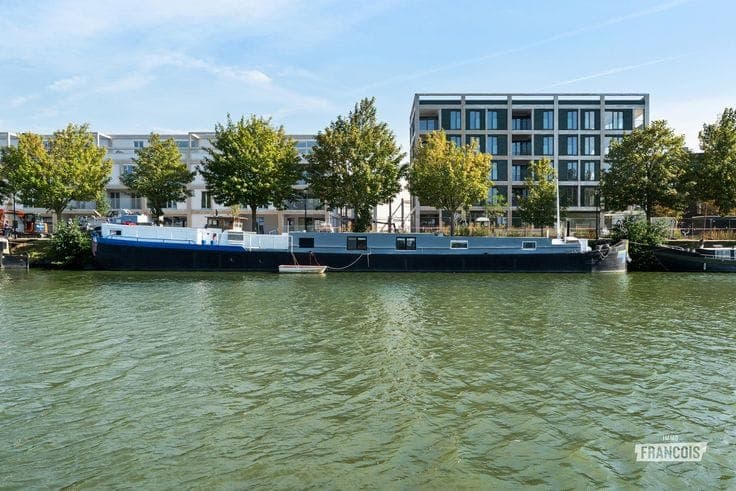 Modern renovated houseboat for sale in prime location in Br…