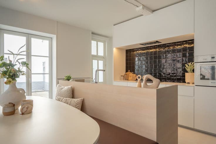 Stylishly renovated corner house with a separate duplex s...