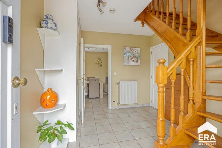 SPACIOUS 4-BEDROOM DETACHED HOME ON A SOUTH-FACING PLOT