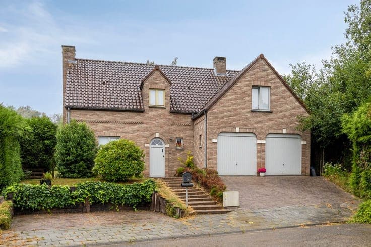 SPACIOUS 4-BEDROOM DETACHED HOME ON A SOUTH-FACING PLOT