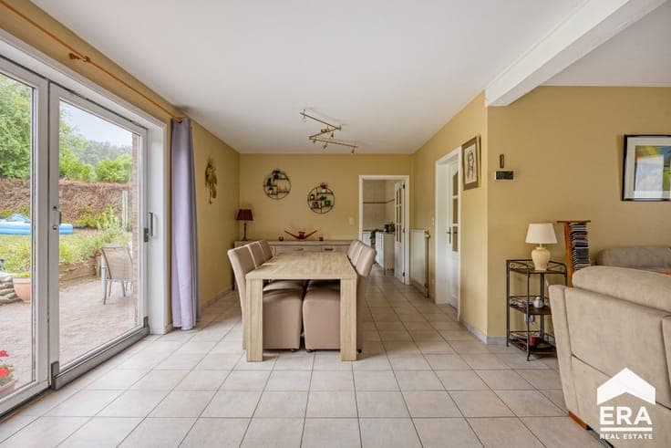 SPACIOUS 4-BEDROOM DETACHED HOME ON A SOUTH-FACING PLOT