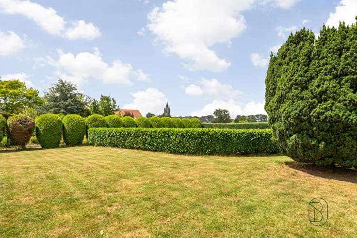Magnificent character property with (4 bd) on over 18 ares!