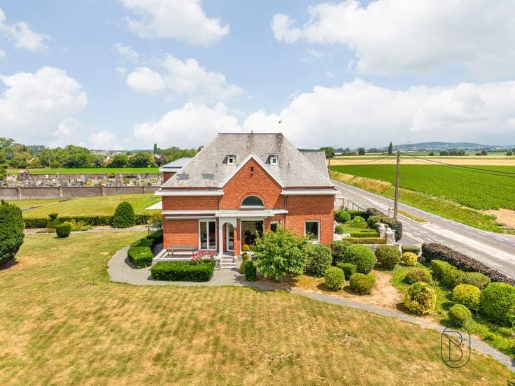 Magnificent character property with (4 bd) on over 18 ares!