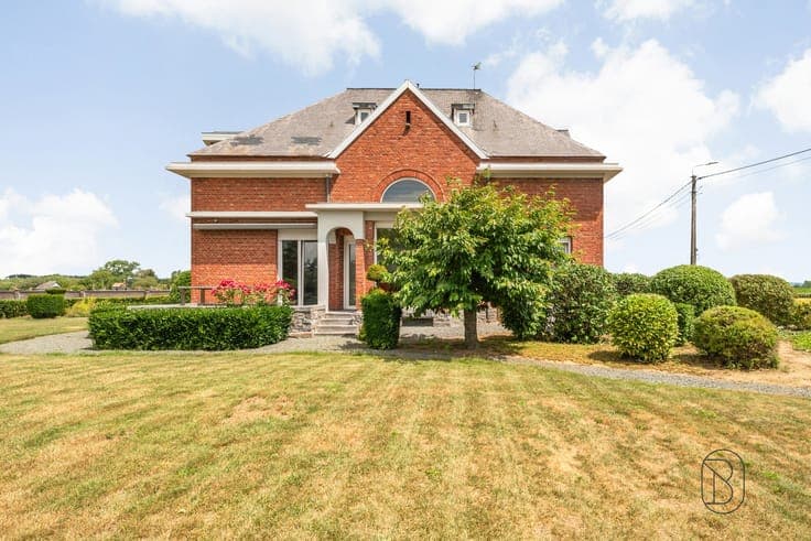 Magnificent character property with (4 bd) on over 18 ares!
