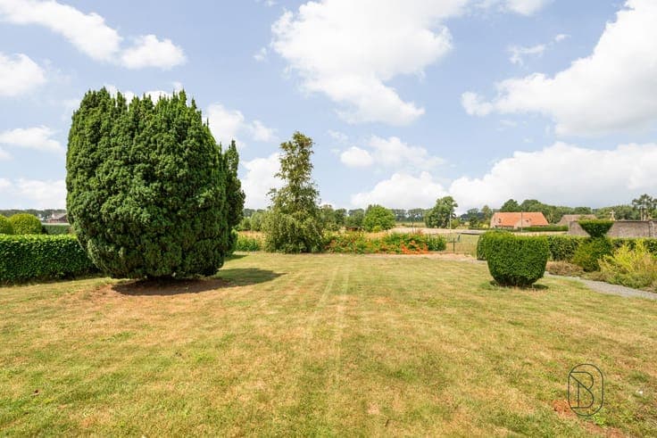 Magnificent character property with (4 bd) on over 18 ares!