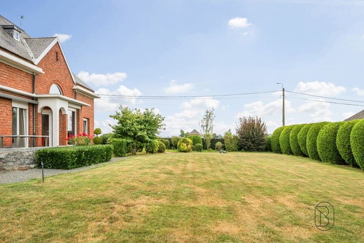 Magnificent character property with (4 bd) on over 18 ares!