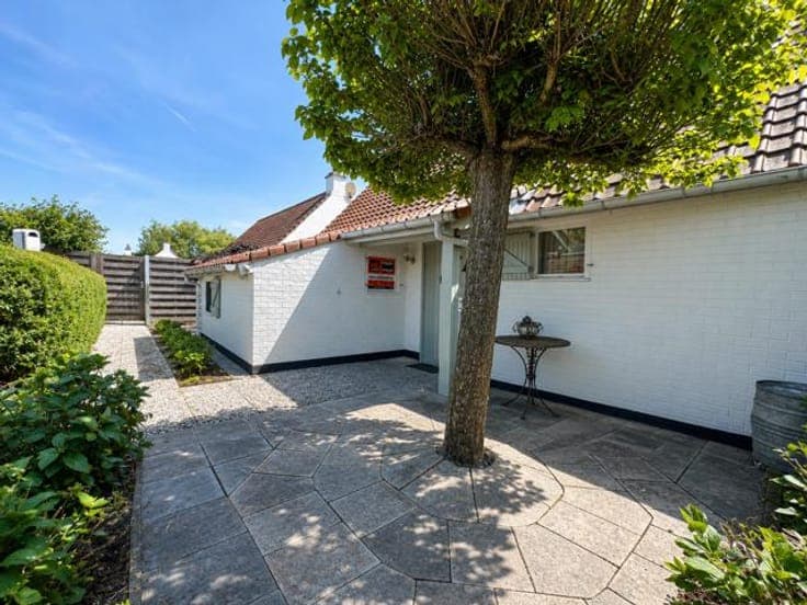 Holiday Home with Pool and Tennis Courts in Duinhoek
