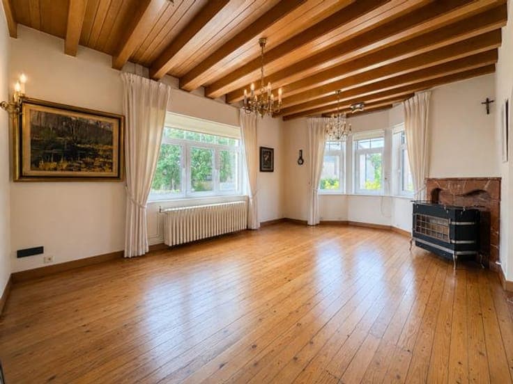 Move-in Ready Villa in the Prestigious Dumont Quarter