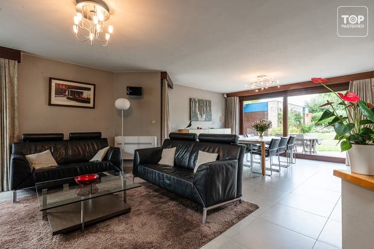 Instapklare open bebouwing op een perceel van 926m².
