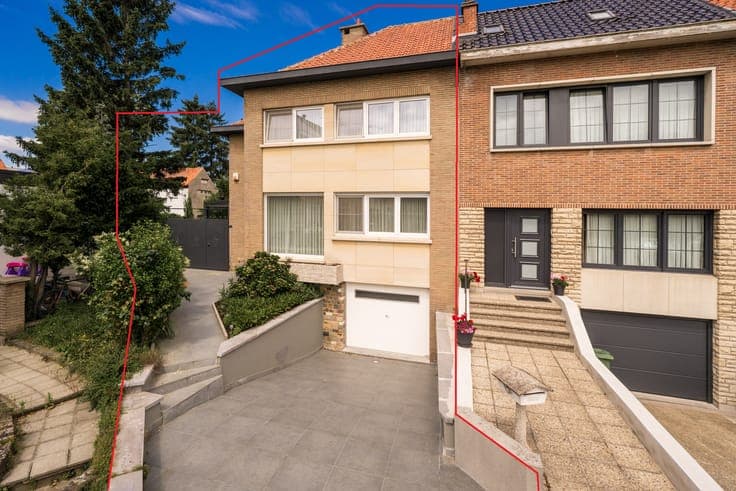 Spacious Move-In Ready Semi-Detached House with 4 Bedrooms