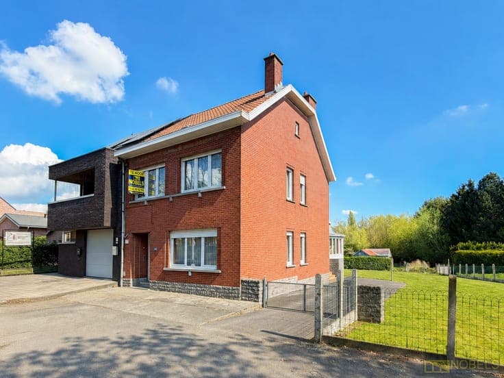 Te koop, Te renoveren halfopen bebouwing met garage op ru...