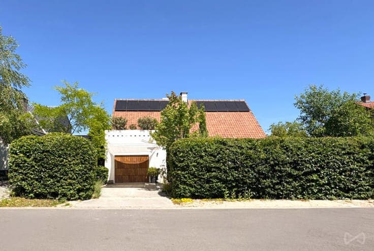 Energy-efficient villa with climate garden and pond